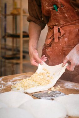 Ekmek hamuruna malzeme katan bir fırıncının ellerinin ayrıntıları. - Evet. Yüksek kalite fotoğraf