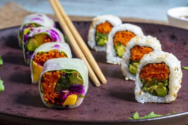 Bir tabak sebzeli suşi, zengin ve lezzetli suşi çeşitleri yemek için mükemmel.