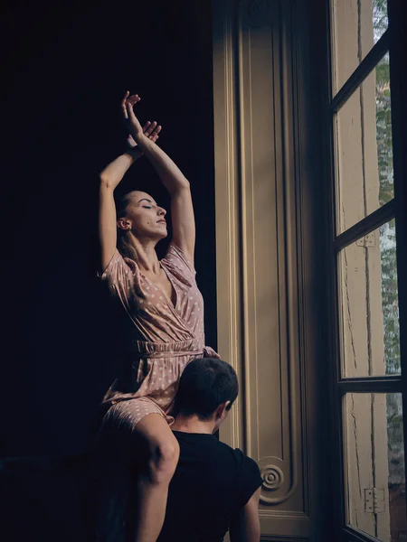 Talentvolle Ballerina Met Gesloten Ogen Opgeheven Armen Zittend Schouder Van — Stockfoto