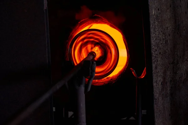 Closeup Farrier Irreconhecível Aquecendo Produto Vidro Transparente Colocado Rack Metal — Fotografia de Stock