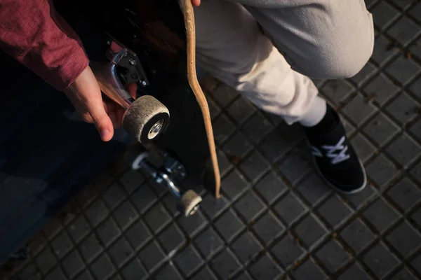 Van Boven Anonieme Jongen Met Skateboard Staan Verharde Stoep Rusten — Stockfoto
