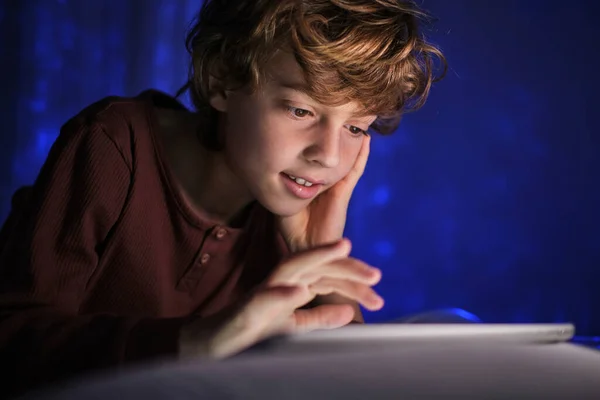 Сконцентрированный Мальчик Вьющимися Волосами Пижаме Просматривает Интернет Смотрит Экран Время — стоковое фото