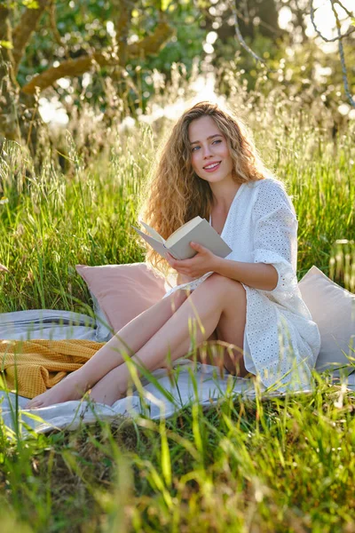 Pełne Ciało Atrakcyjna Szczęśliwa Blondynka Białej Sukience Czytania Książki Spoczywa — Zdjęcie stockowe