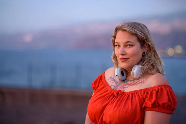 Portrait Smiling Plump Female Tattoo Chest Red Dress Headphones Looking — Stock Photo, Image
