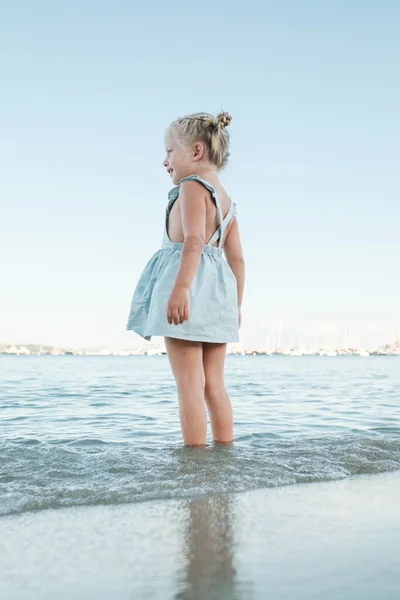 Zdola Pohled Šťastnou Holčičku Letních Šatech Stojící Mělkém Moři Pláži — Stock fotografie