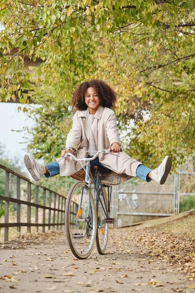 Volle Länge Der Verspielten Afroamerikanerin Die Mit Erhobenen Beinen Fahrrad — Stockfoto