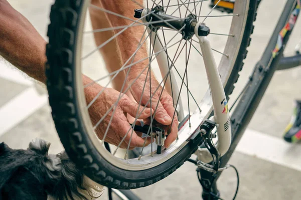 Ernte Anonymer Mann Pumpt Reifen Von Fahrrad Mit Metallspeichen Auf — Stockfoto