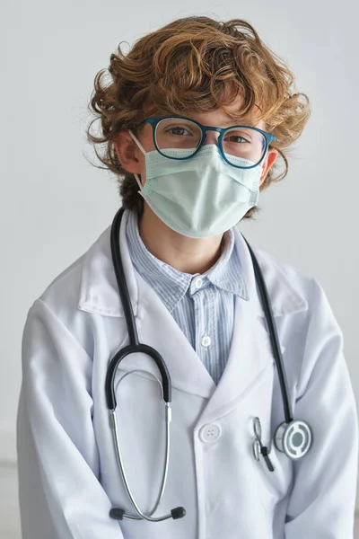 Criança Roupão Médico Máscara Respiratória Com Óculos Olhando Para Câmera — Fotografia de Stock