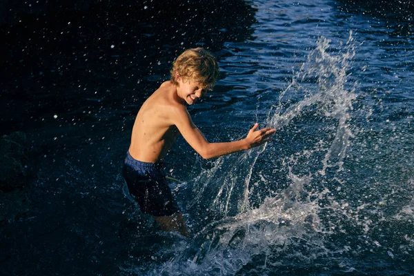 Güneşli Bir Günde Dalgalı Okyanusta Yüzme Şortu Içinde Sıçratan Çocukların — Stok fotoğraf