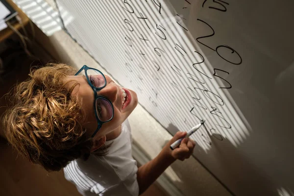 Cima Aluno Conteúdo Óculos Escrevendo Quadro Branco Resolvendo Exemplos Matemáticos — Fotografia de Stock