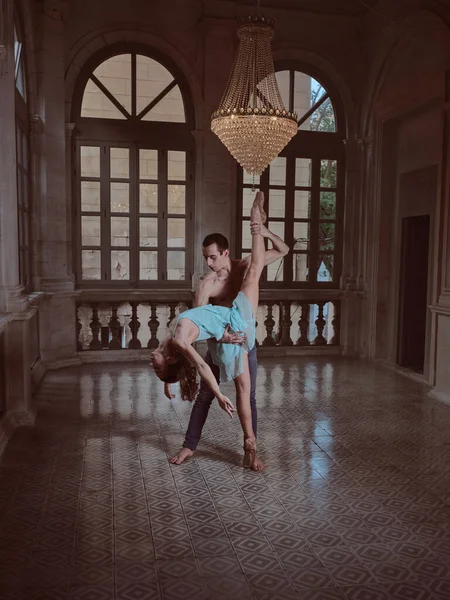 Feminino Pointe Flexão Stand Split Com Apoio Dançarina Interior Salão — Fotografia de Stock