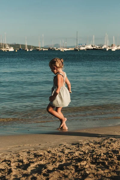 Seitenansicht Des Verspielten Kindes Blauem Kleid Das Sandstrand Der Nähe — Stockfoto