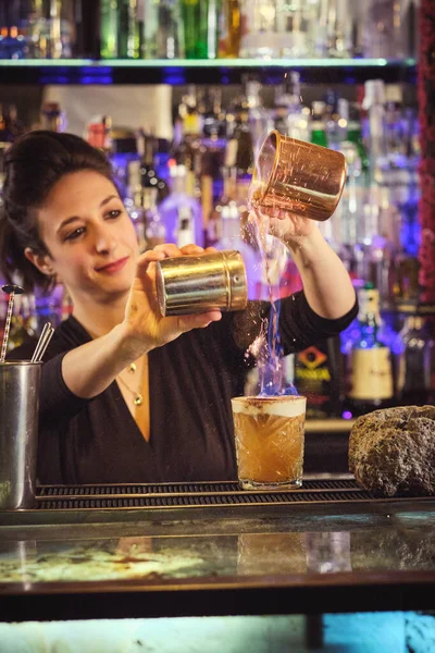 Çağdaş Barda Çalışırken Tezgahta Duran Alevli Kokteyli Hazırlarken Koyu Renk — Stok fotoğraf