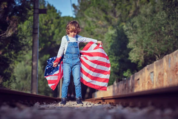 Celé Tělo Dospívajícího Chlapce Vlajkou Spojených Států Amerických Stojící Opuštěné — Stock fotografie
