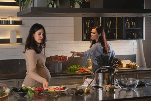Young Brunette Standing Counter Fresh Vegetables Taking Berries Pregnant Woman — Stock Photo, Image