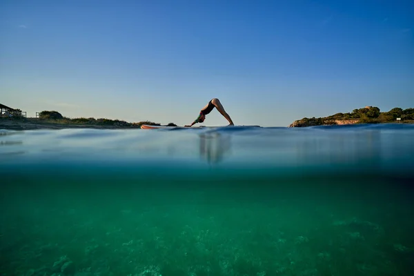 Mayolu Kadın Sporcunun Sup Sörf Tahtasında Yoga Çalışmasını Dalgalı Turkuaz — Stok fotoğraf