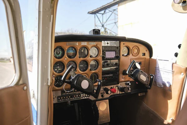 Interior Aeronaves Civis Modernas Com Painel Estacionado Aeródromo Contra Céu — Fotografia de Stock