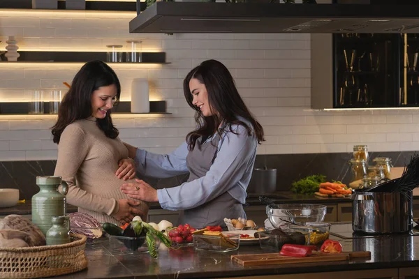Side View Woman Touching Belly Pregnant Girlfriend While Cooking Healthy — Stock Photo, Image