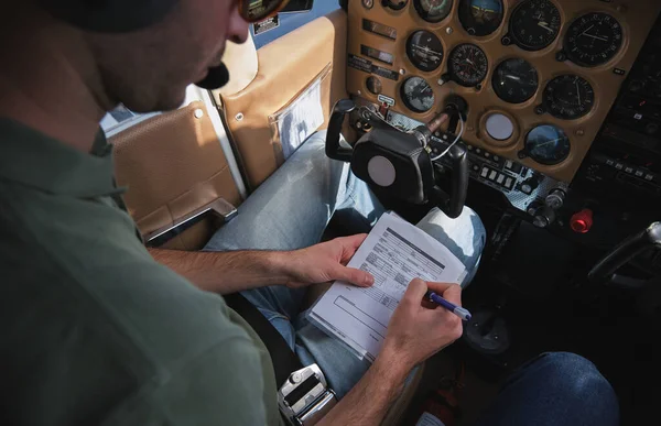 Υψηλής Γωνίας Καλλιέργεια Προσεκτική Αρσενικό Αεροπόρος Κάθεται Στο Ελικόπτερο Πρώτη — Φωτογραφία Αρχείου