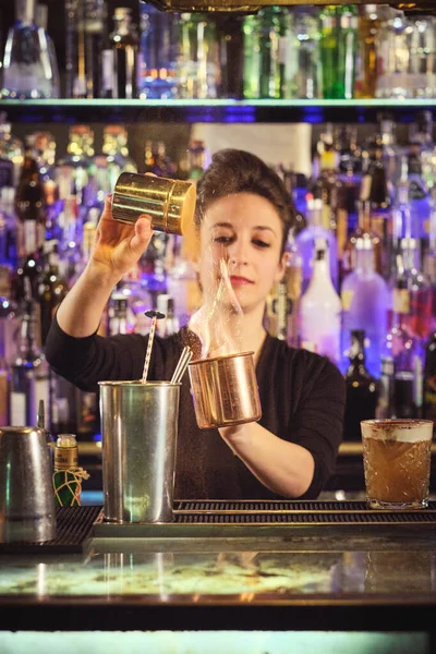 Kendine Güvenen Koyu Saçlı Genç Bayan Barmen Barın Tezgahında Alevli — Stok fotoğraf