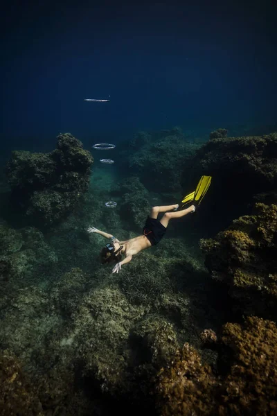 Cima Corpo Inteiro Homem Anônimo Máscara Snorkeling Nadando Sob Profunda — Fotografia de Stock