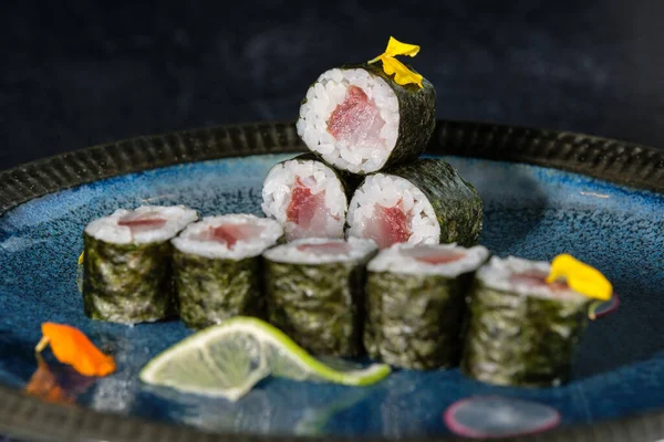 Heerlijke Sushi Broodjes Met Zalm Geserveerd Marmeren Blauwe Plaat Geplaatst — Stockfoto