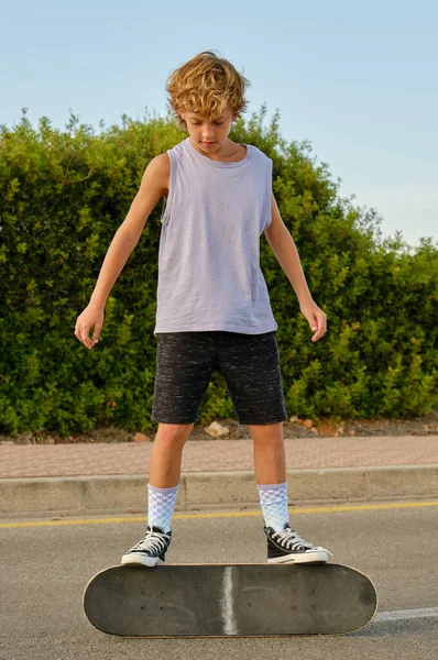 Ятнадцять Хлопчика Хіпстерському Одязі Стоїть Скейтборді Асфальтній Дорозі Розважаючись Влітку — стокове фото