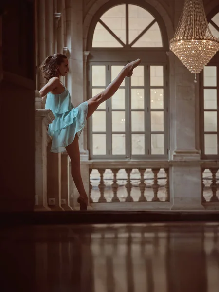Вид Збоку Вмілої Балерини Блакитній Сукні Стоїть Ногою Вгору Проти — стокове фото