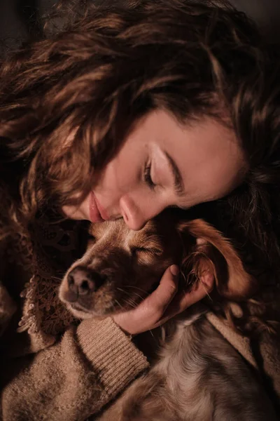 Νεαρή Ειρηνική Γυναίκα Σγουρά Μαλλιά Πουλόβερ Αγκαλιάζει Χαριτωμένο Σκυλί Spaniel — Φωτογραφία Αρχείου
