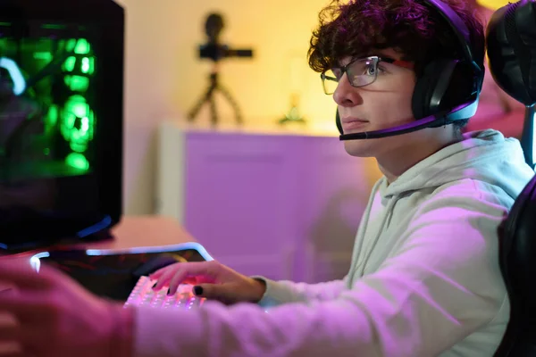 Jovem Jogador Concentrado Óculos Fones Ouvido Olhando Para Tela Monitor — Fotografia de Stock