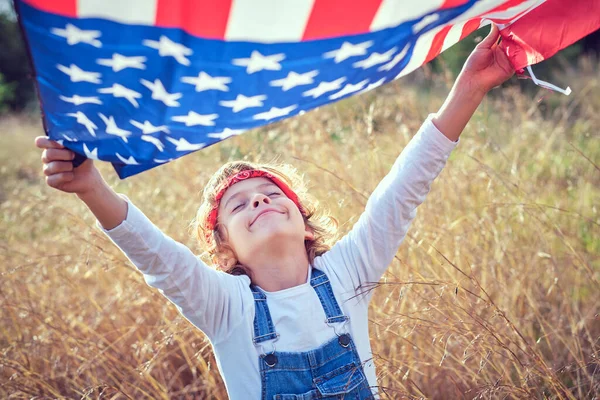 Zdola Veselý Předpuberťák Stojící Pod Americkou Národní Vlajkou Zavřenýma Očima — Stock fotografie