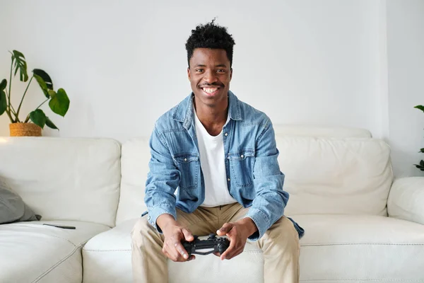 Neşeli Genç Afro Amerikan Erkek Rahat Koltukta Oturup Gülümseyerek Kameraya — Stok fotoğraf