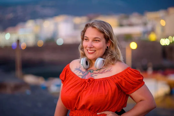 Retrato Fêmea Gorda Alegre Peito Tatuagem Com Vestido Vermelho Fones — Fotografia de Stock