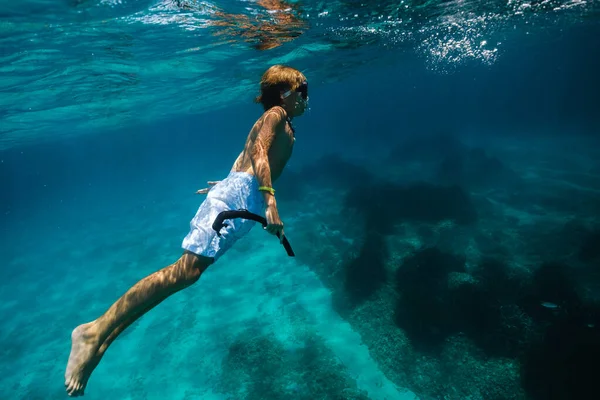 Zijaanzicht Volledige Lichaam Van Tiener Witte Shorts Duikmasker Zwemmen Onder — Stockfoto