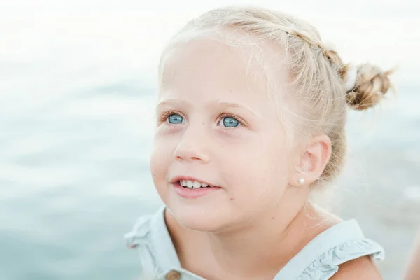 Αξιολάτρευτο Κοριτσάκι Μπλε Μάτια Που Κοιτάζει Μακριά Κοντά Στη Θολή — Φωτογραφία Αρχείου