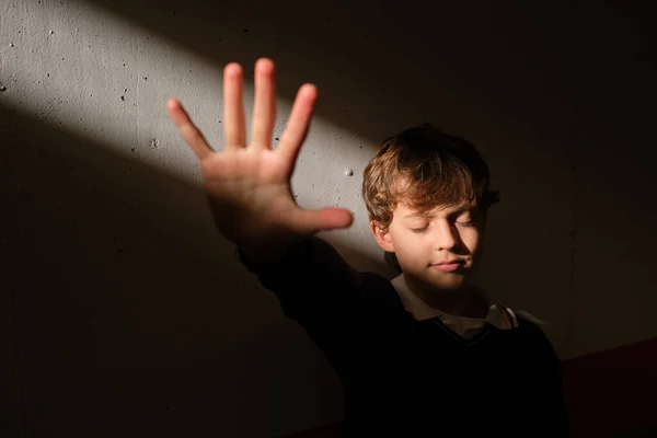 Задумчивый Подросток Стоящий Закрытыми Глазами Каменной Стены Демонстрирующий Жест Стоп — стоковое фото