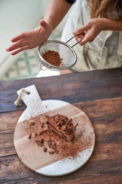 Сверху Анонимная Женщина Просеивает Какао Порошок Вкусном Шоколадном Торте Стрейнером — стоковое фото