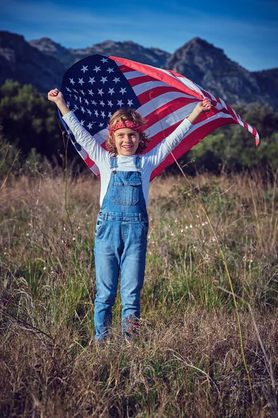 Veselý Preteen Chlapec Ležérní Oblečení Stojící Louce Vlající Americkou Vlajkou — Stock fotografie