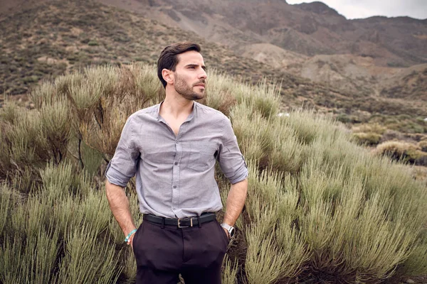 Young Bearded Male Stylish Outfit Standing Grassy Hill Looking Away — Stock Photo, Image