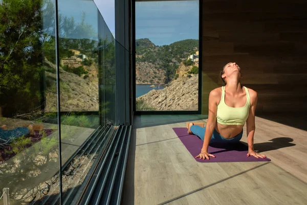 Ruhige Frau Mit Flexiblem Körper Macht Yoga Cobra Pose Auf — Stockfoto