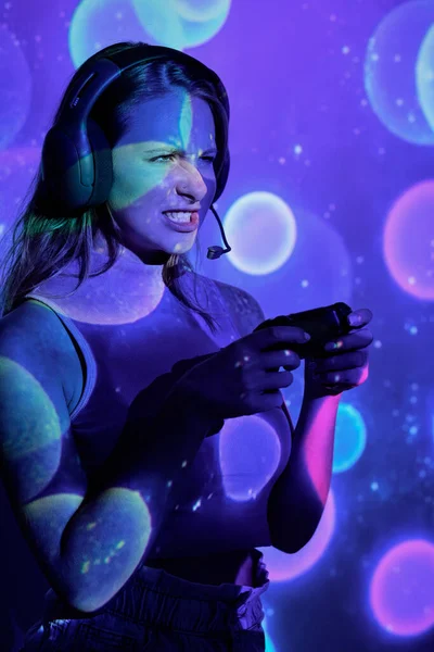 Agressieve Jonge Vrouwelijke Gamer Met Headset Controller Fronsen Weg Kijken — Stockfoto
