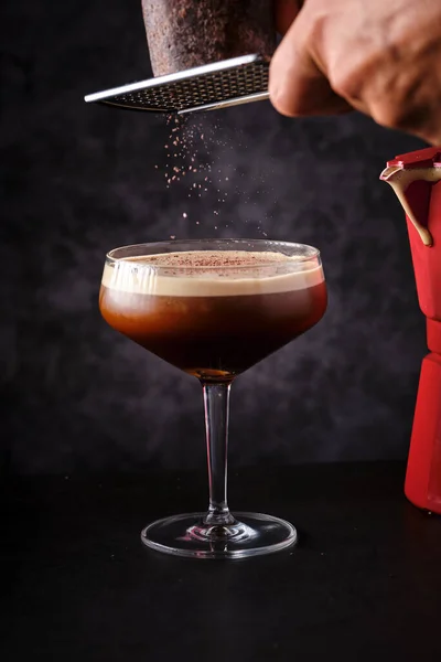 Oříznout Anonymní Barman Strouhání Čokolády Koření Struhadlo Zdobit Čerstvé Espresso — Stock fotografie