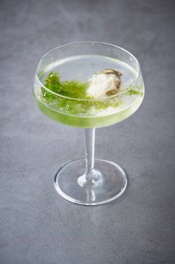 Martini kokteylini taze istiridyelerle tazeliyorum.