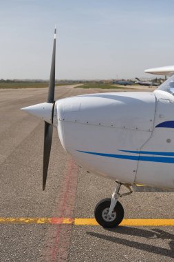 İniş pistine park etmiş güzel bir uçağın stok fotoğrafı..