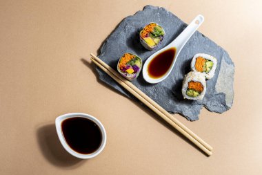 Bir tabak sebzeli suşi, zengin ve lezzetli suşi çeşitleri yemek için mükemmel.