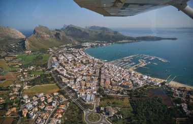 Hafif uçak turundan deniz manzaralı güzel bir panoramik fotoğraf..