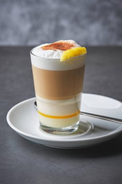 Barraquito Kanarya Adaları 'nda çok popüler olan tatlı bir kahve içeceği..