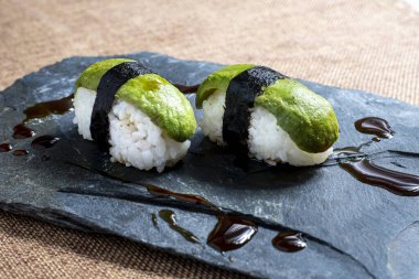 Güzel bir tabak sebzeli suşi, zengin ve lezzetli suşi çeşitleri yemek için mükemmel.