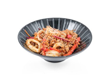 Lezzetli kızarmış pirinçli, çeşitli sebzeli ve susamlı kalamarlı kase.