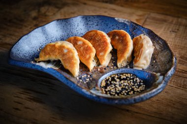 Tipik Çin hamur tatlısı. Kıyma ya da sebze ile doldurulmuş Gyoza ince hamura sarılmış.